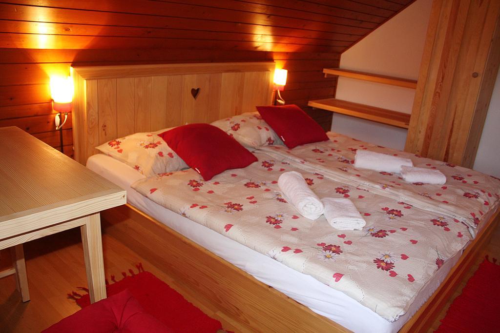 Apartments And Rooms Cerkovnik Бохин Екстериор снимка
