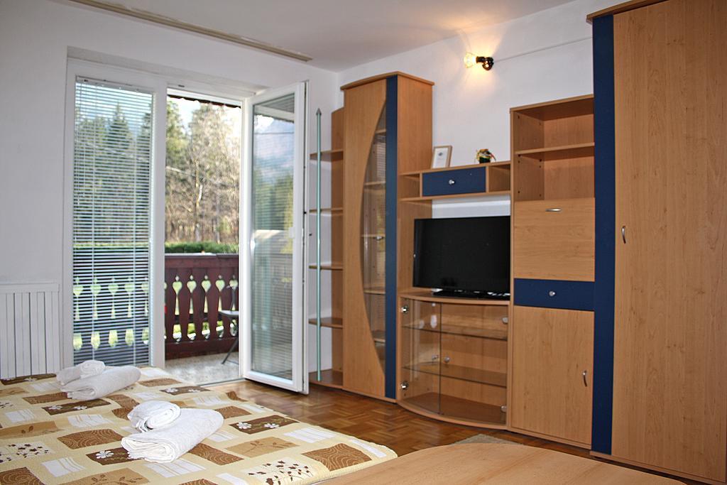 Apartments And Rooms Cerkovnik Бохин Екстериор снимка
