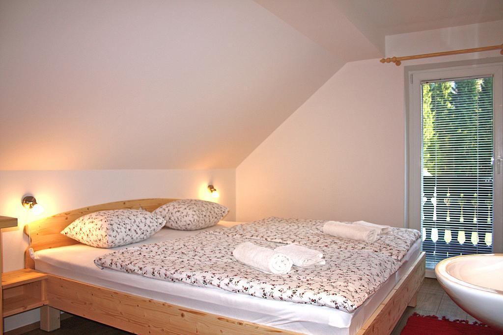 Apartments And Rooms Cerkovnik Бохин Екстериор снимка